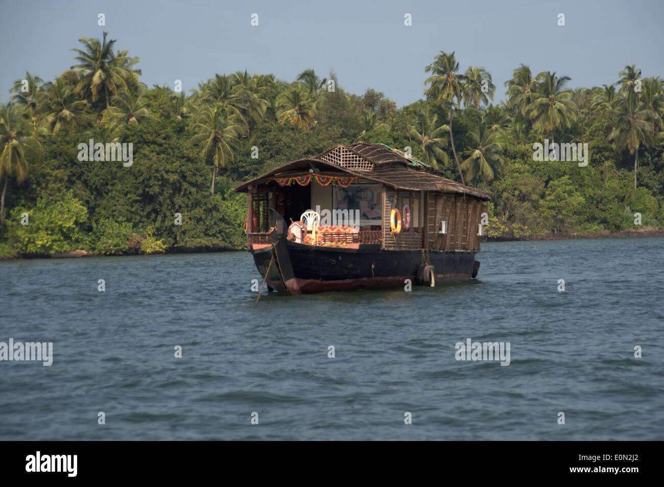 Ein Hausboot, Tarkarli, Bezirk Sindhudurga, Maharashtra, Indien Stockfoto