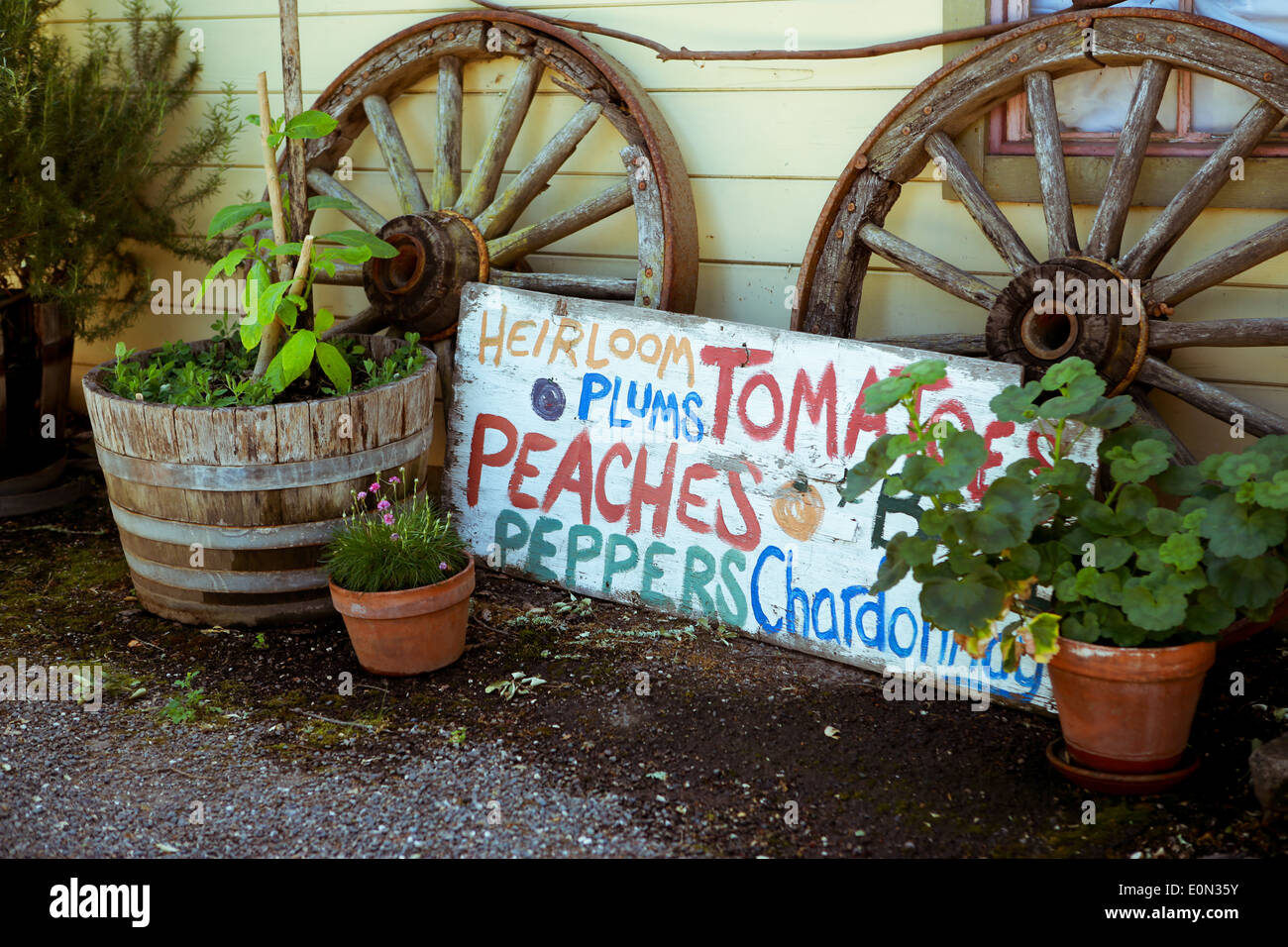 Hand gemalte Zeichen beschreiben produzieren neben Bauernhof Wand gelehnt. Stockfoto