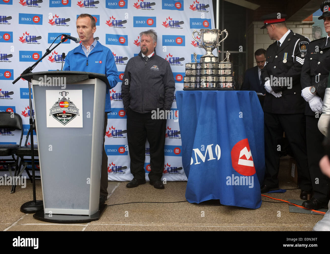 Reden sind gehalten, der Memorial Cup Trophäe eintreffen in London Ontario. Stockfoto