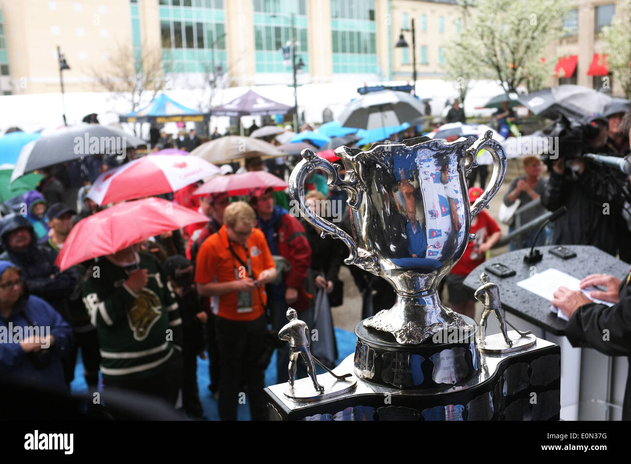 Menschen stehen im Regen den Memorial Cup Trophäe zu sehen, wie es für die jährliche Memorial Cup-Turnier in London Ontario ankommt. Stockfoto