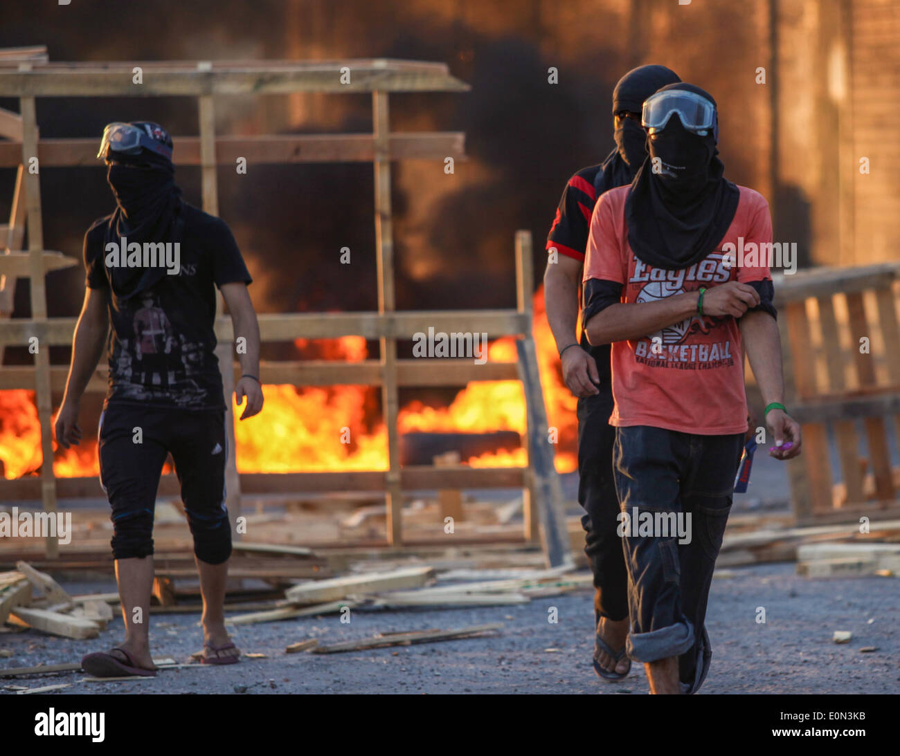 Ma'ameer, Bahrain. 16. Mai 2014. Bahrainer maskierten Demonstranten in Ma'ameer Dorf brennen Reifen während einer Demonstration, die Tötung von Aktivist (Ali Faisal Aekrawi 19 Jahre alt), zu protestieren, der am Morgen des Freitag, den 16. Mai im Krankenhaus getötet wurde. (Foto von Ayman Yaqoob/Pacific Press) Stockfoto