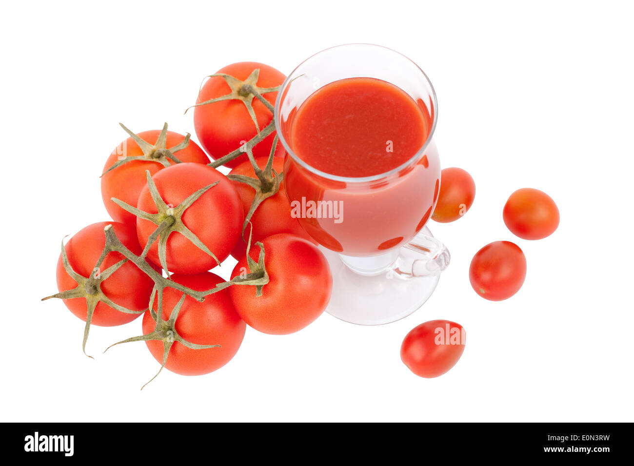 frische Tomaten und Saft auf weißem Hintergrund Stockfoto
