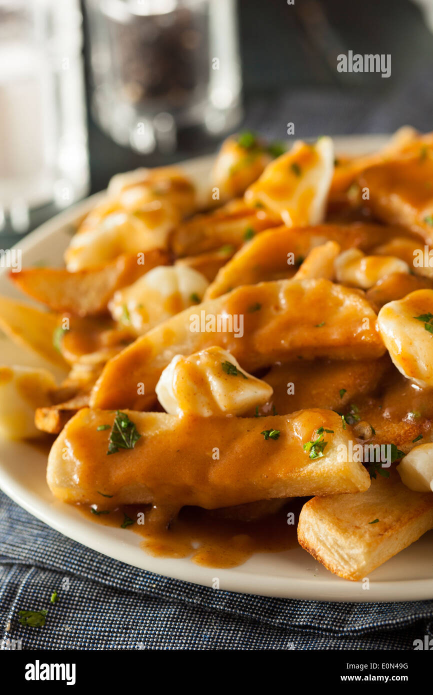 Poutine Mit Pommes Pommes frites käse quark braun soße poutine -Fotos und -Bildmaterial in ...