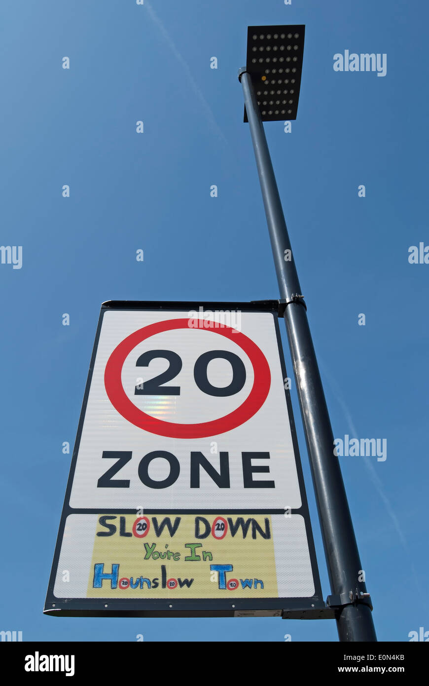 Verkehrsschild auf 20 km/h zone mit lokalen Wortlaut unter Angabe langsam dich du bist in Hounslow Town Stockfoto