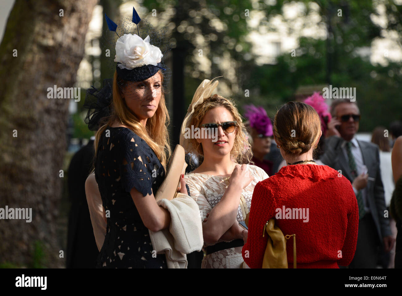 London, UK. 16. Mai 2014. Gäste, die Hochzeit von Poppy Delevingne und James Cook bei St. Pauls Kirche Knightsbridge London abreisen. Foto: siehe Li/Alamy Live News Stockfoto