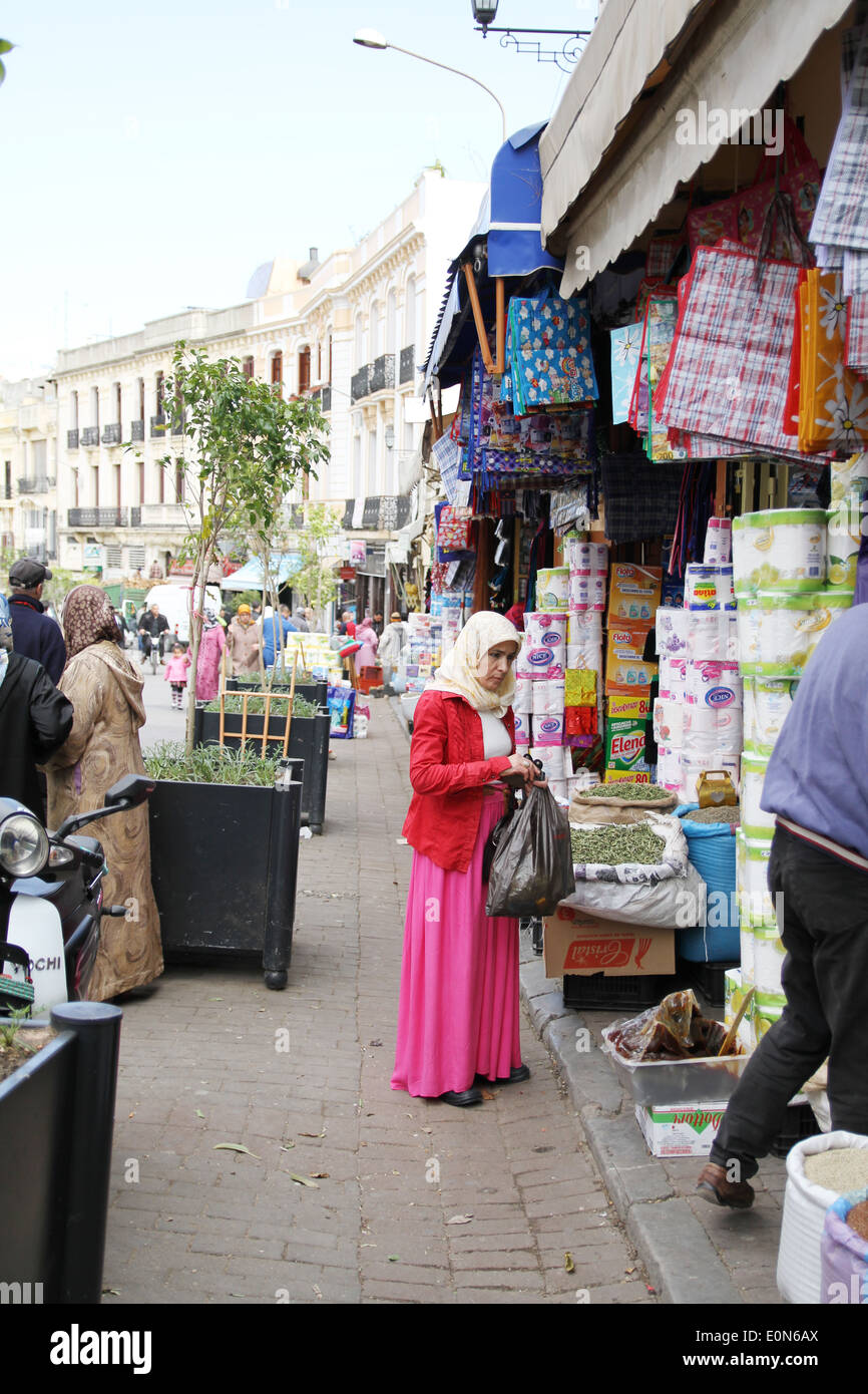 Frauen tragen traditionelle Kleidung auf einem Marktplatz in Tanger Marokko  Stockfotografie - Alamy