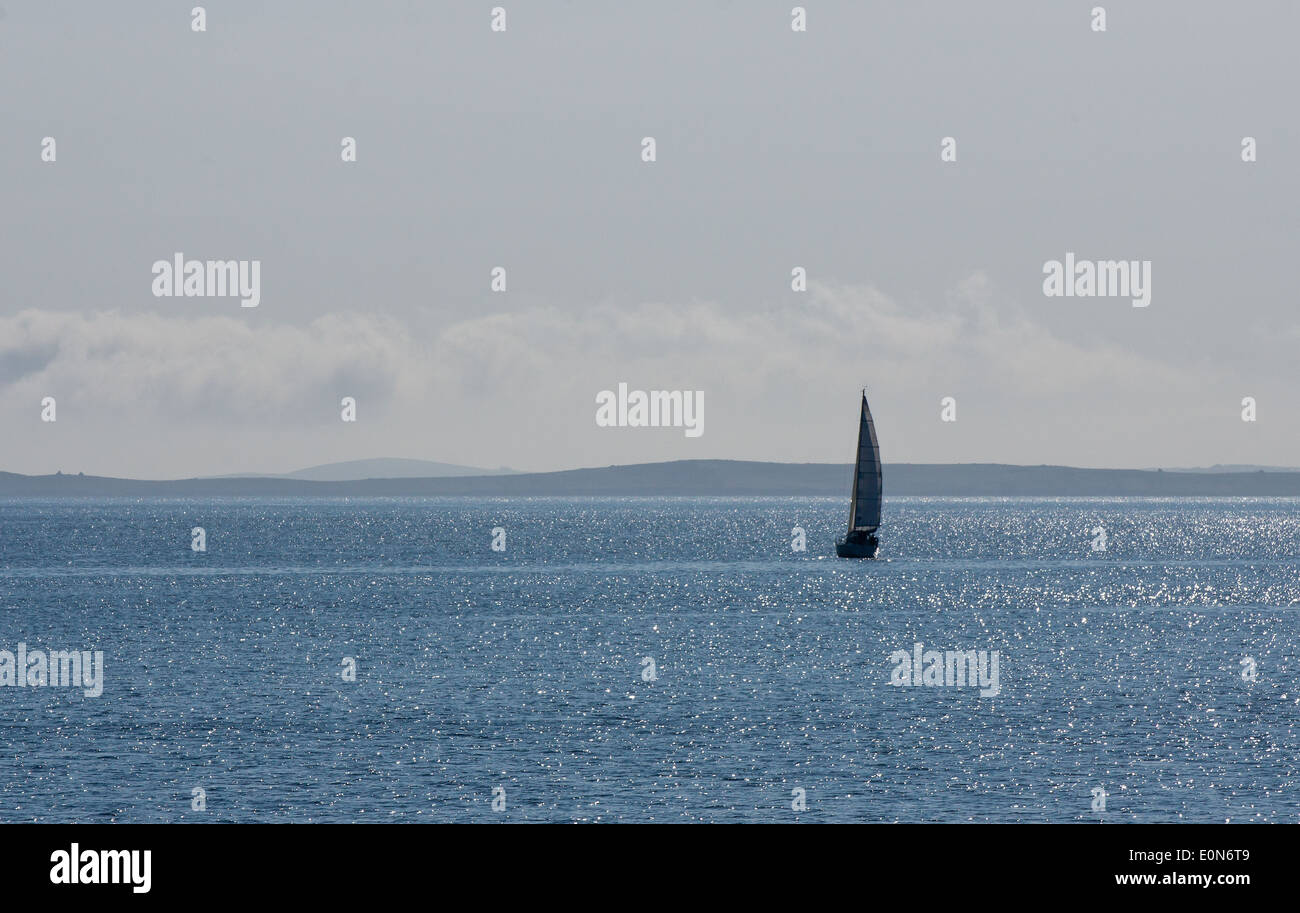 Segeln auf einem blauen Meer. Stockfoto