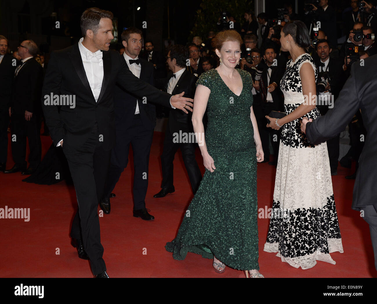 Cannes, Frankreich. 16. Mai 2014. Kanadischer Schauspieler Ryan Reynolds (L), US-Schauspielerin Mireille Enos (C) und US-Schauspielerin Rosario Dawson (R) kommen für die Premiere von "Gefangenen", oder der Gefangenschaft bei den 67. Filmfestspielen in Cannes, Frankreich, 16. Mai 2014. Kanadische Filmemacher Atom Egoyan am Freitag seinen neuesten Film "Captives" an der 67. Filmfestspiele von Cannes für die Goldene Palme für den besten Film zu konkurrieren angeboten. Bildnachweis: Ye Pingfan/Xinhua/Alamy Live-Nachrichten Stockfoto