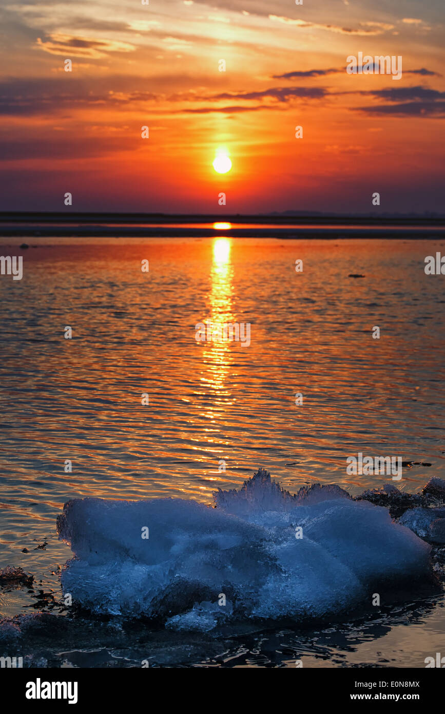 Sonnenuntergang beleuchtet Lake Erie Stockfoto