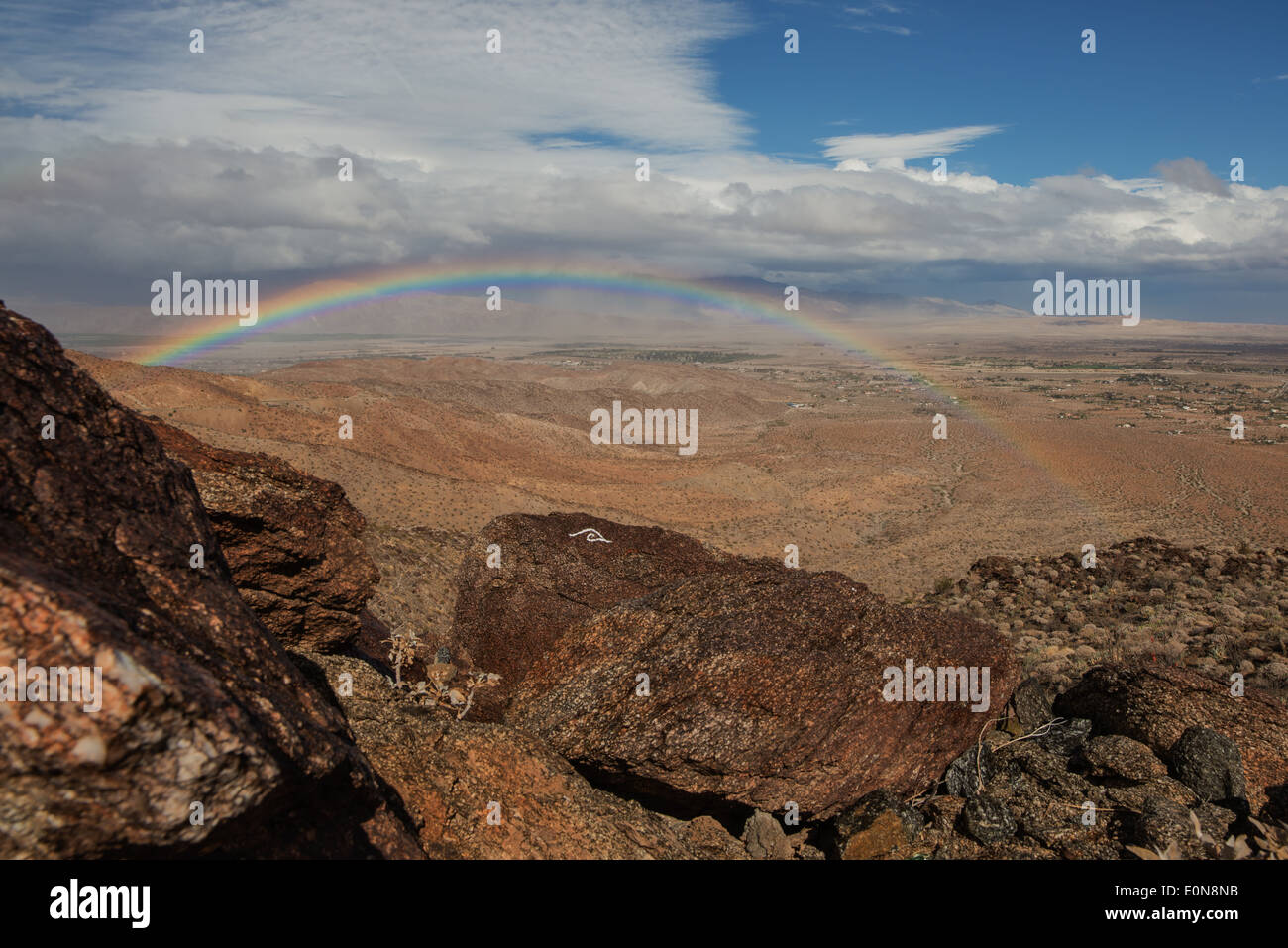 Regenbogen über dem Wüstental Gemeinschaft von Borrego Springs Kalifornien Stockfoto