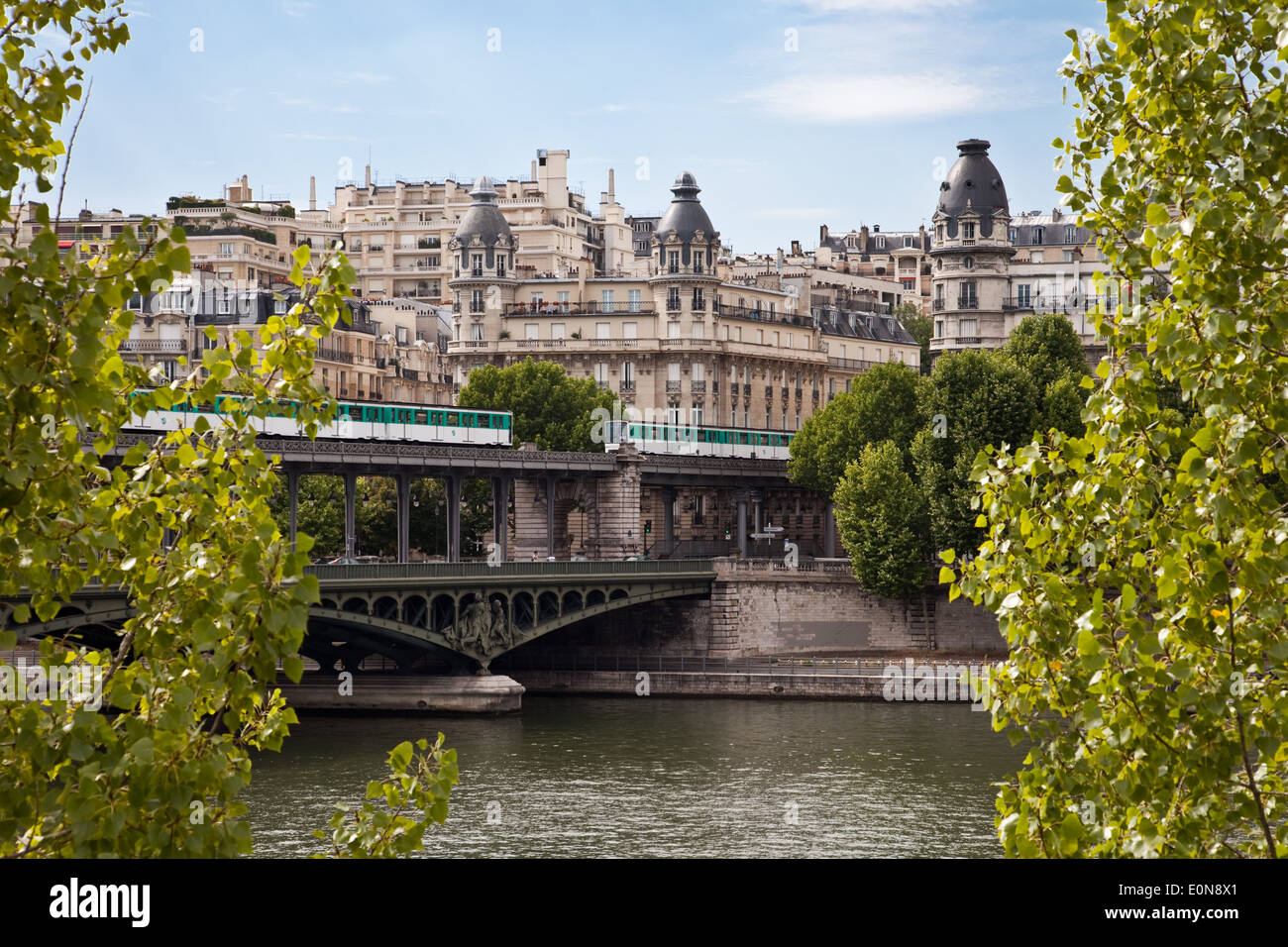 Pont de Bir-Hakeim überqueren Seineufer, Paris, Frankreich Stockfoto
