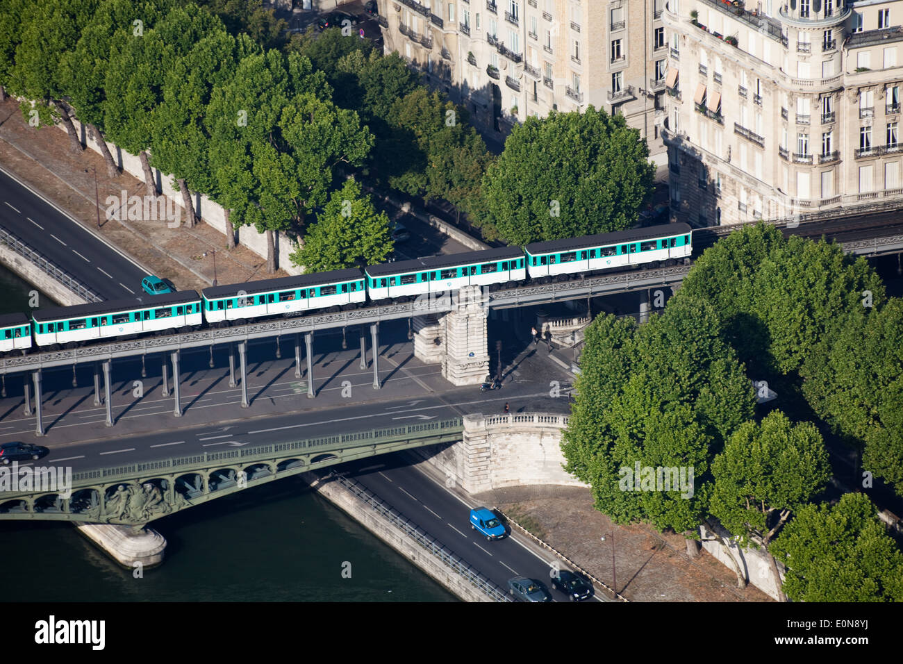 Pont de Bir-Hakeim überqueren Seineufer, Paris, Frankreich Stockfoto
