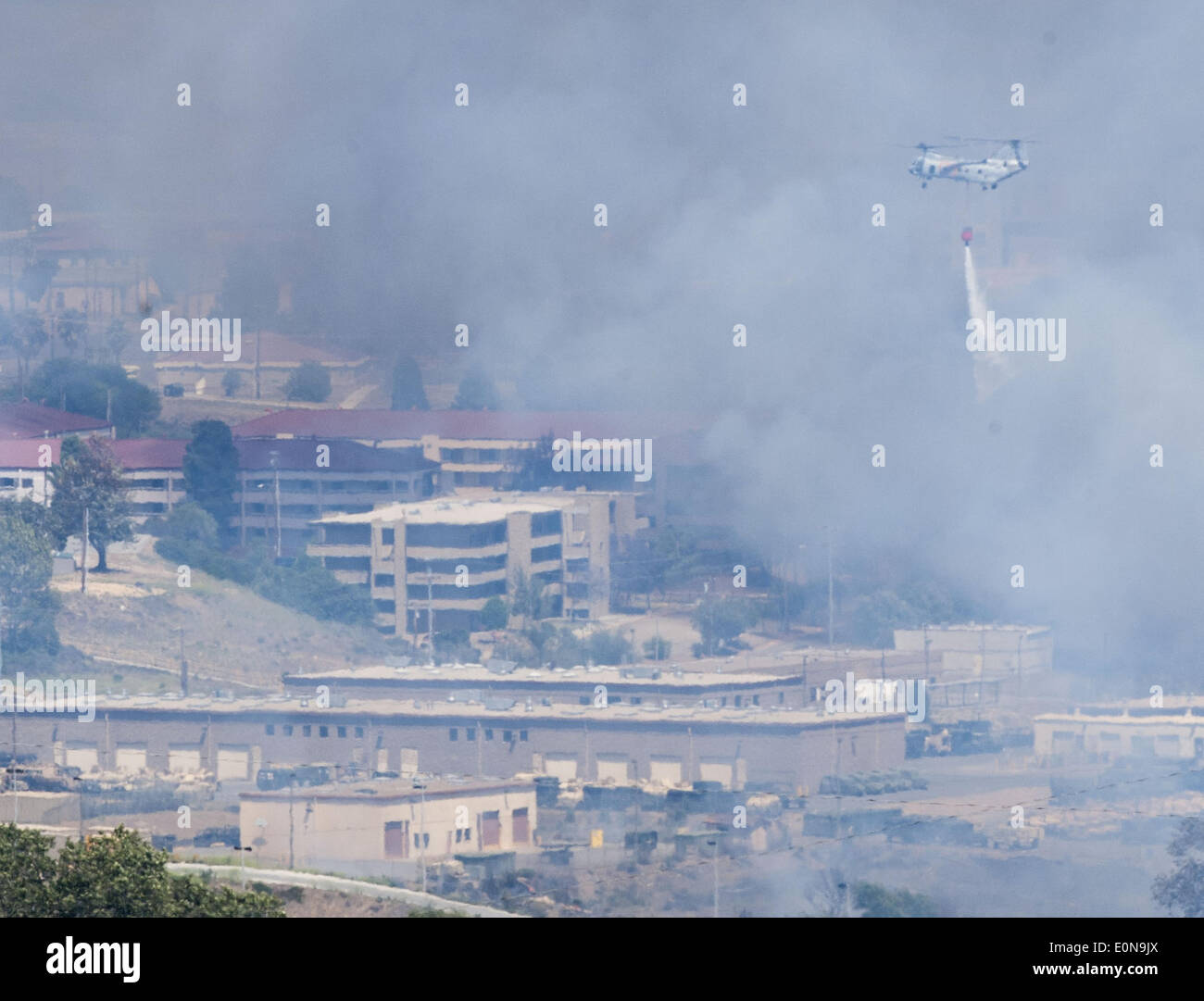 San Clemente, Kalifornien, USA. 16. Mai 2014. Ein Marine-Chinook-Hubschrauber könnte Wasser auf dem Talega Feuer fallen, wie Flammen die Schule der Infanterie gleich hinter dem Camp Pendleton Cristianitos Tor am Freitag erreicht gesehen werden. © David Bro/ZUMAPRESS. Bildnachweis: ZUMA Press, Inc./Alamy Live-Nachrichten Stockfoto