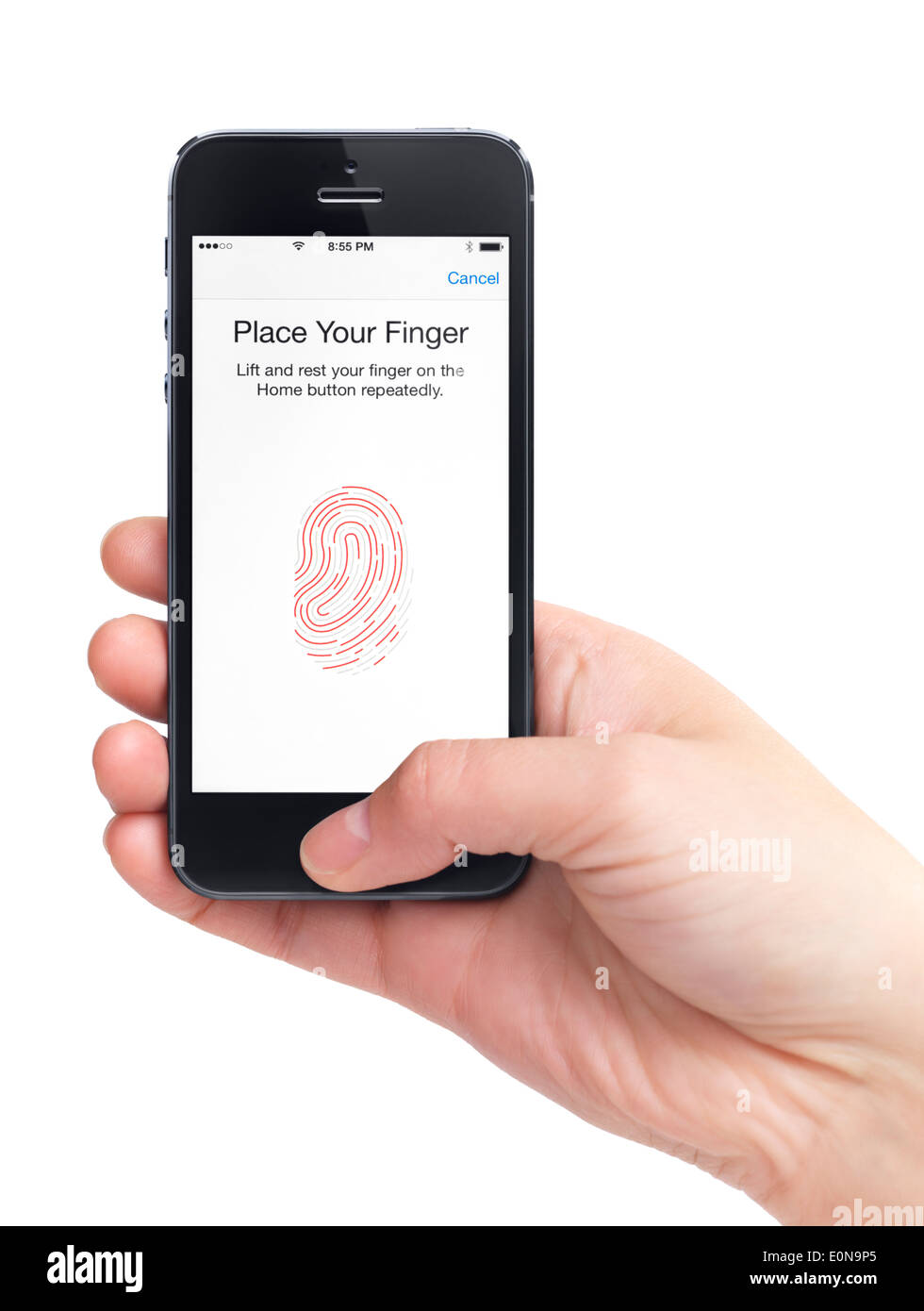 Nahaufnahme von einer Hand, die iPhone 5 mit einem Daumen gescannt mit einem Fingerabdrucksensor. Tippen Sie auf ID-Security-Konzept. isoliert Stockfoto
