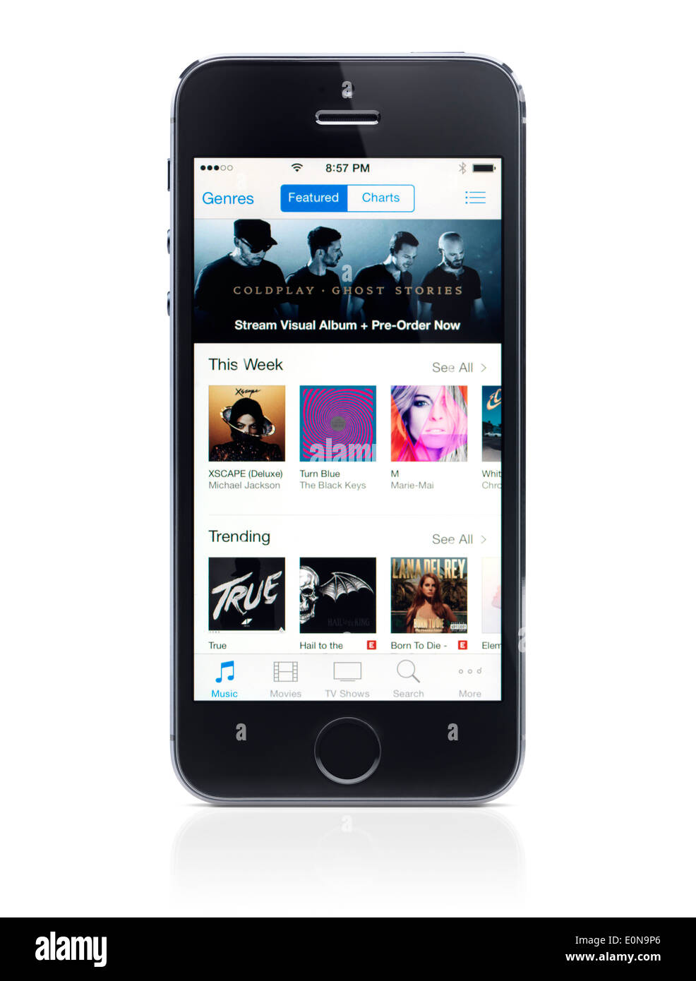 Apple iPhone 5 s mit iTunes Musik Store auf seinem Display isoliert auf weißem Hintergrund mit Beschneidungspfad Stockfoto