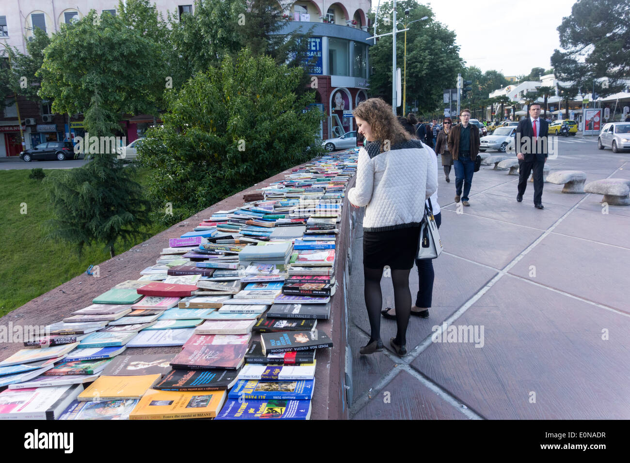 Bücher zum Verkauf auf der Brücke über den Kanal auf Ibrahim Rugova, Tirana, Albanien Stockfoto