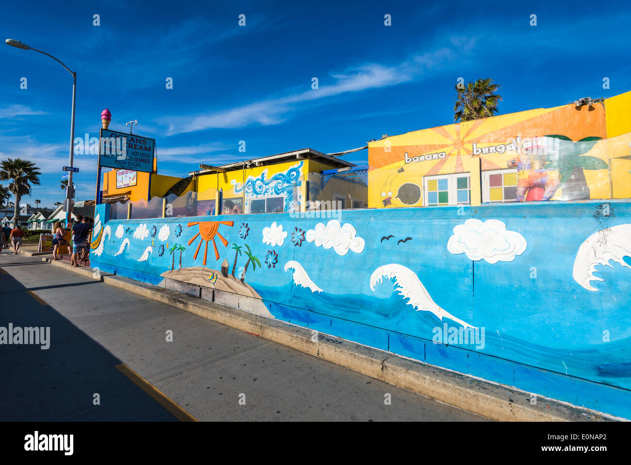 Bunte Wand eine Jugendherberge auf der Mission Beach Boardwalk. San Diego, California, Vereinigte Staaten von Amerika. Stockfoto