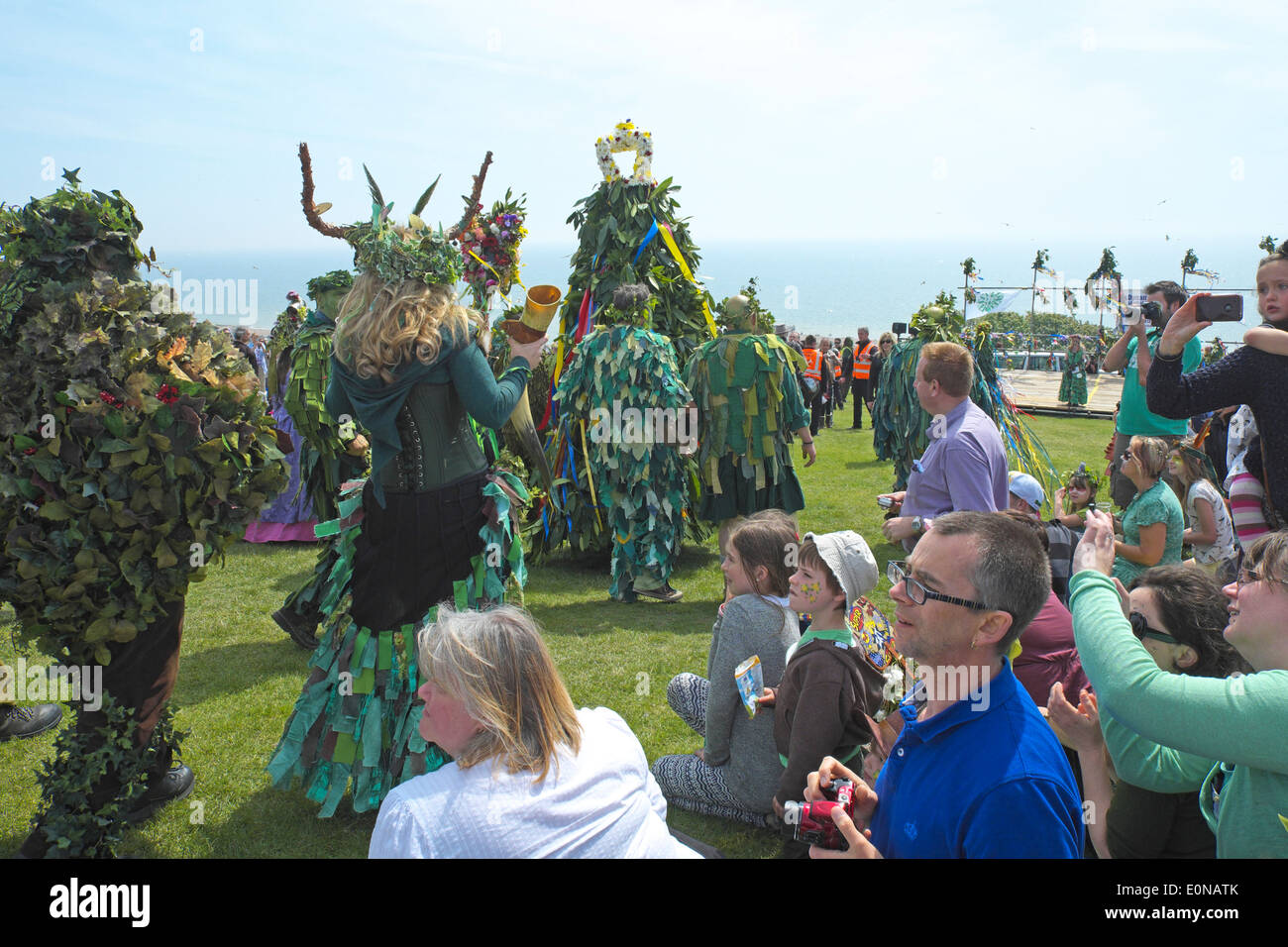 Traditionelle jährliche Jack in the Green Festival Prozession am Mai Feiertag West Hill Hastings UK Stockfoto