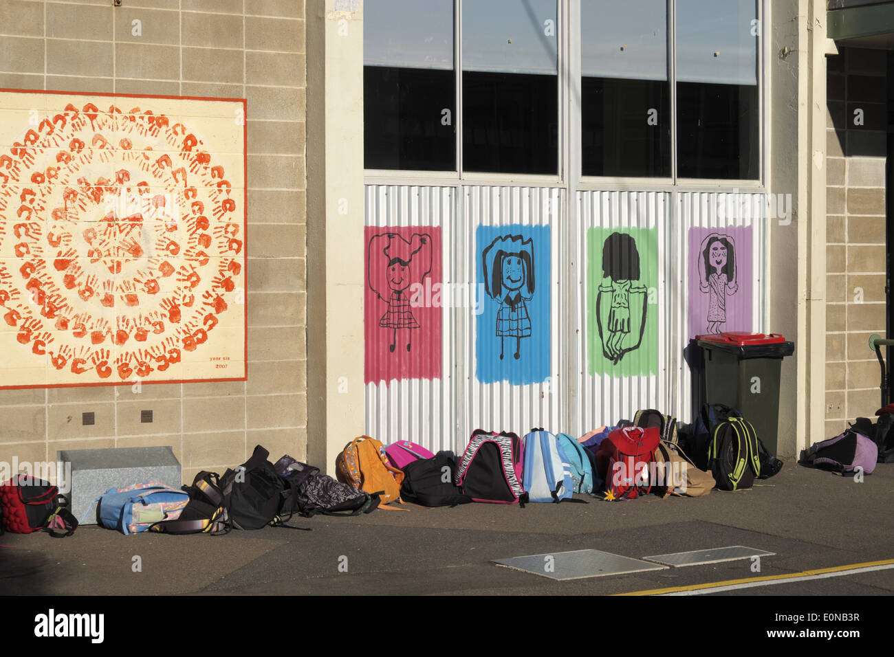 Schulspielplatz in Sydney mit Kindertaschen links, Sydney, NSW, Australien Stockfoto