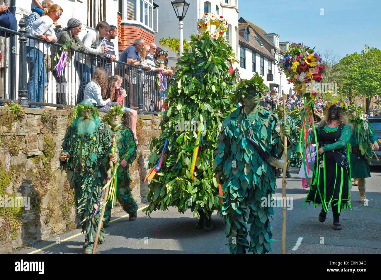 Hastings UK, 5. Mai 2014 Traditional Jack in the Green, May Day Festival, East Sussex, England, Vereinigtes Königreich, GB. Hastings Old Town High Street. Stockfoto