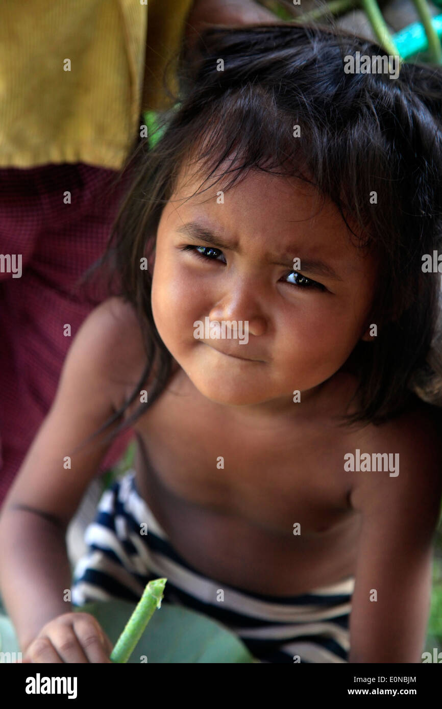 SIEM REAP, Kambodscha - 6. April 2014: unbekannt kleines Mädchen in einem armen Dorf in Siem Peap 6. April 2014, Kambodscha Stockfoto