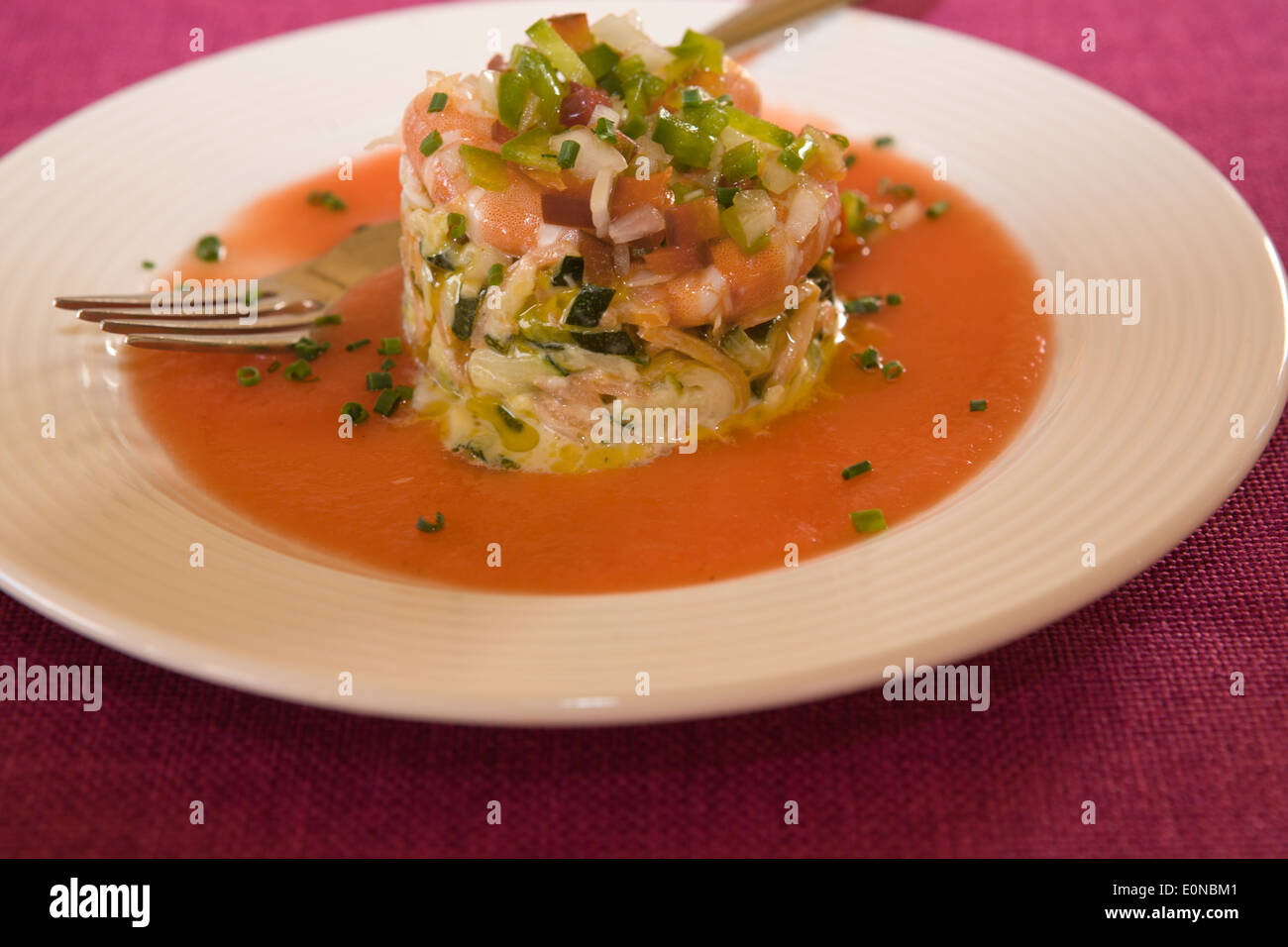 Frische Meeresfrüchte-Salat mit Tomaten sauce all Arround der Platte Stockfoto