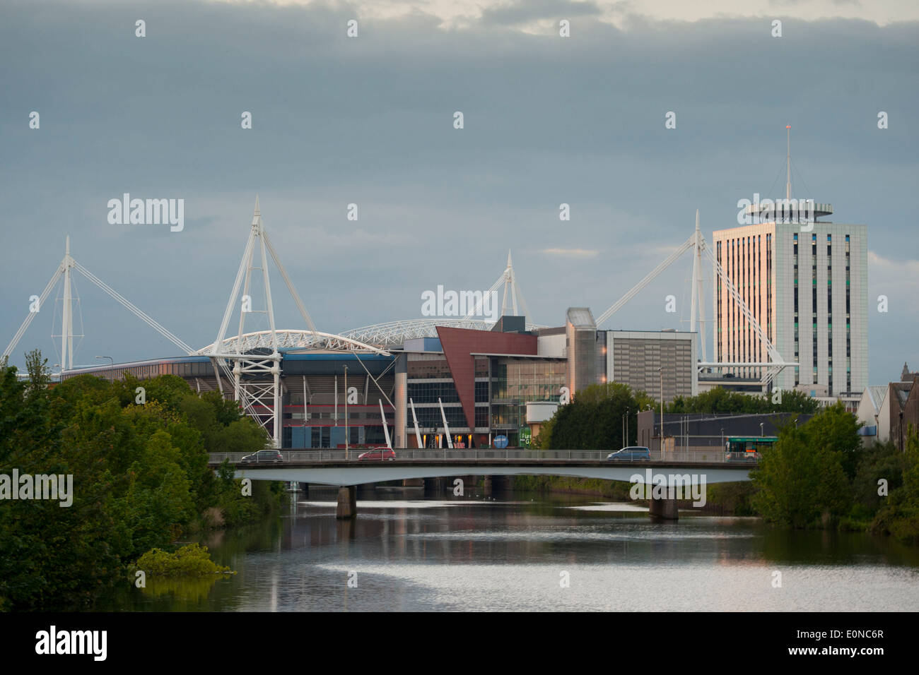 Das Millennium Stadium und Fluss Taff im Zentrum von Cardiff, Wales bei Sonnenuntergang. Stockfoto