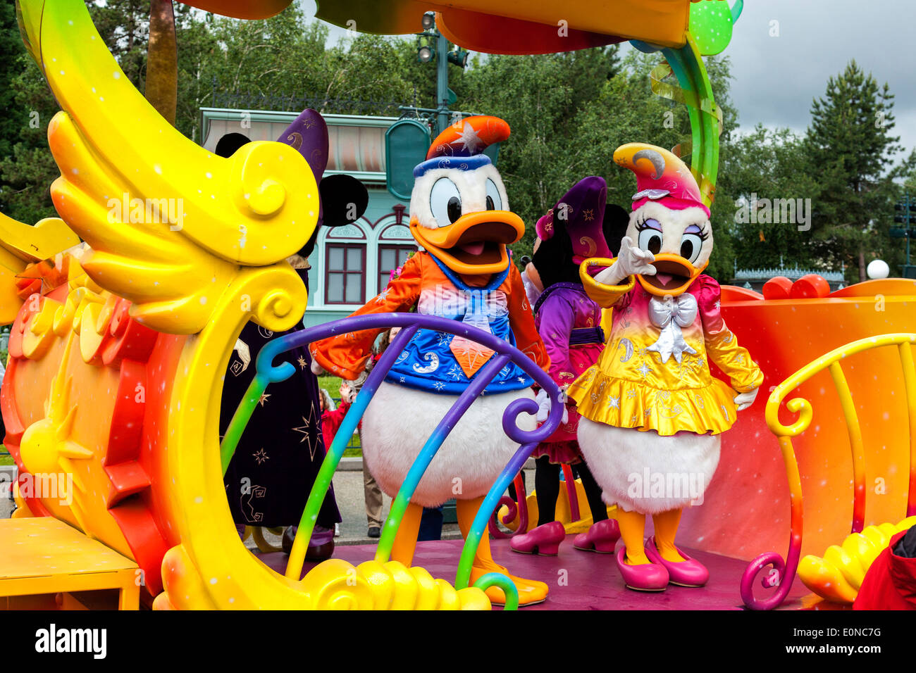 Donald und Daisy in Disneyland Paris parade Stockfoto