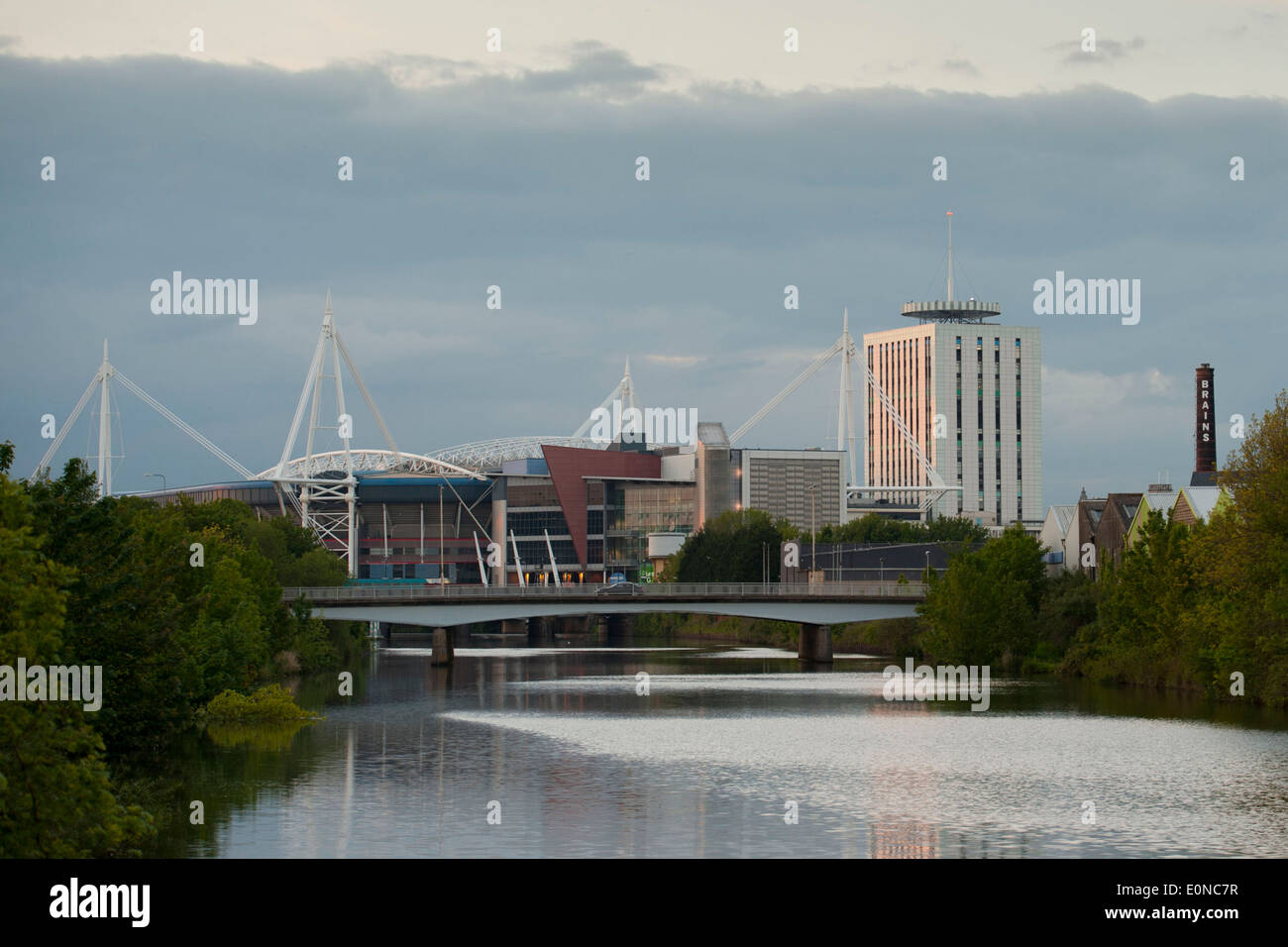 Das Millennium Stadium und Fluss Taff im Zentrum von Cardiff, Wales bei Sonnenuntergang. Stockfoto