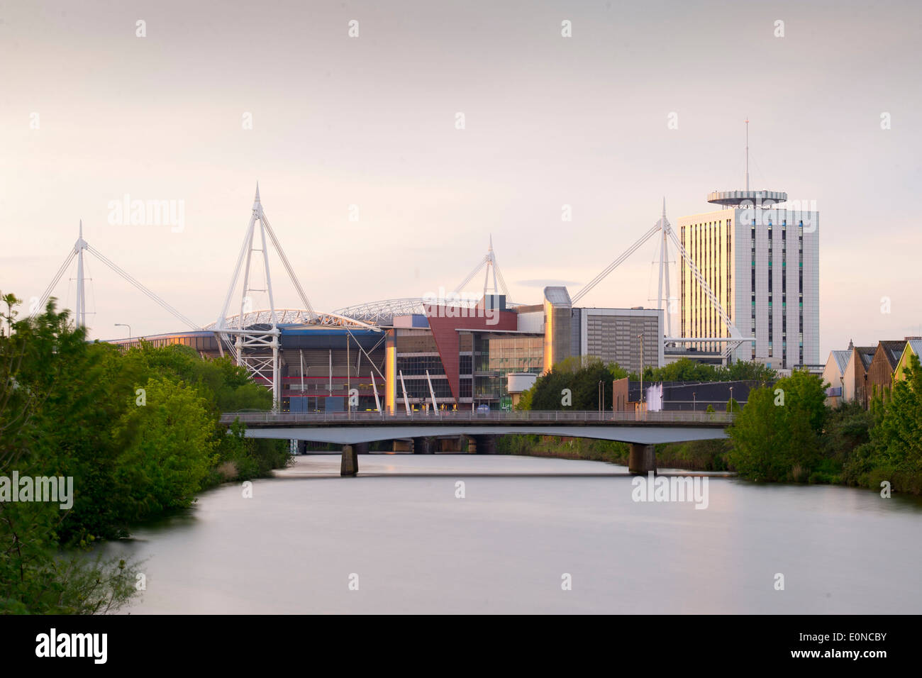 Stadtzentrum von Cardiff bei Sonnenuntergang zeigt den Fluss Taff und Millennium Stadium. Stockfoto
