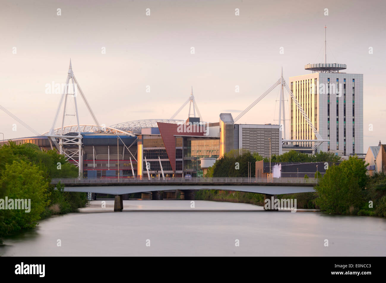 Stadtzentrum von Cardiff bei Sonnenuntergang zeigt den Fluss Taff und Millennium Stadium. Stockfoto