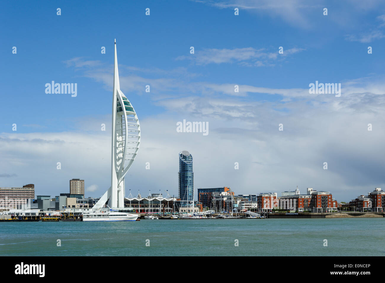 Der Spinnaker Tower, mit Blick auf Portsmouth Harbour. Eine 170-Meter (560 ft) Landmark tower in Portsmouth, England, modelliert nach einem Segel Portsmouth maritime Geschichte widerspiegelt. Stockfoto