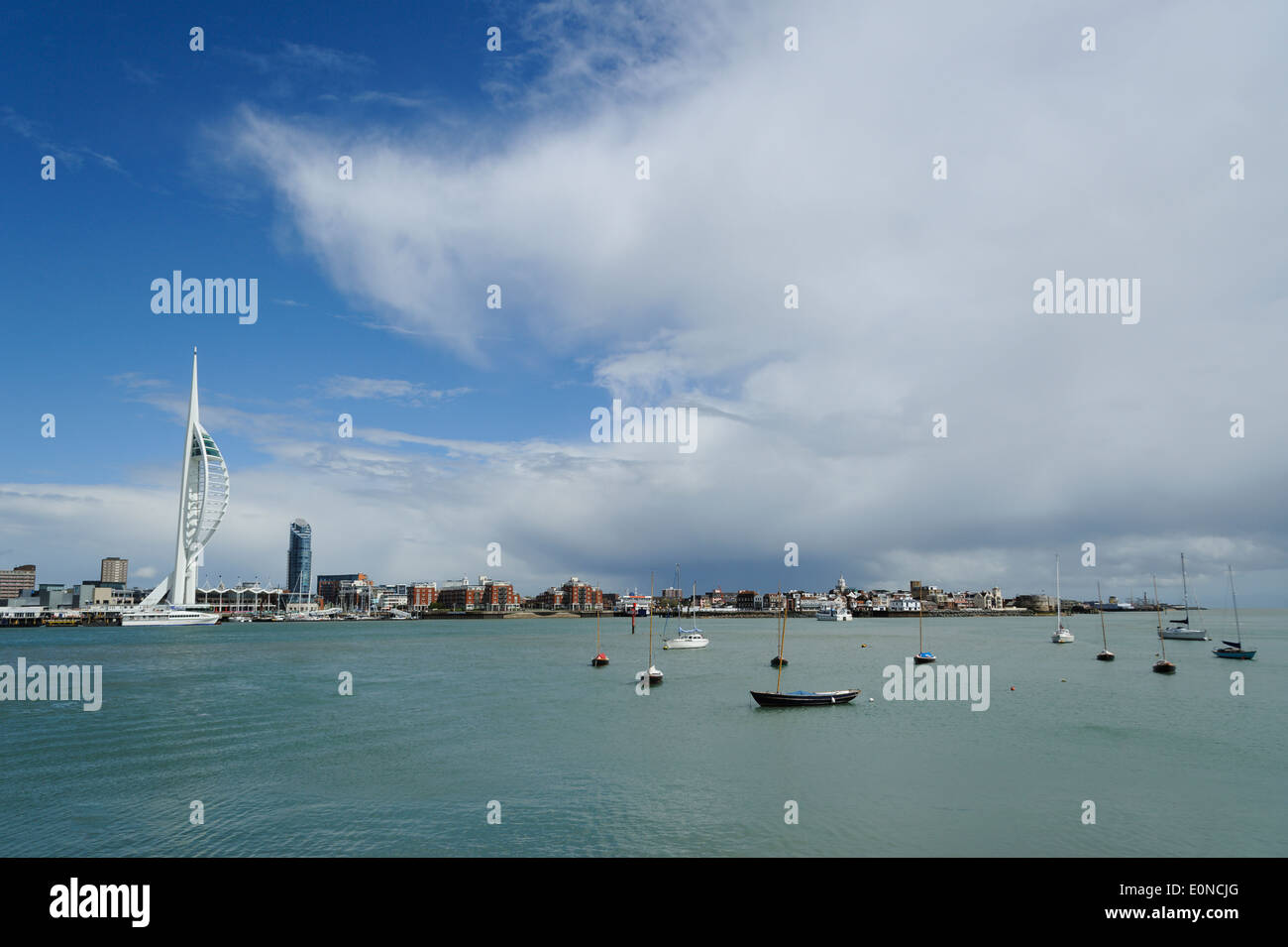 Der Spinnaker Tower, mit Blick auf Portsmouth Harbour. Eine 170-Meter (560 ft) Landmark tower in Portsmouth, England, modelliert nach einem Segel Portsmouth maritime Geschichte widerspiegelt. Stockfoto