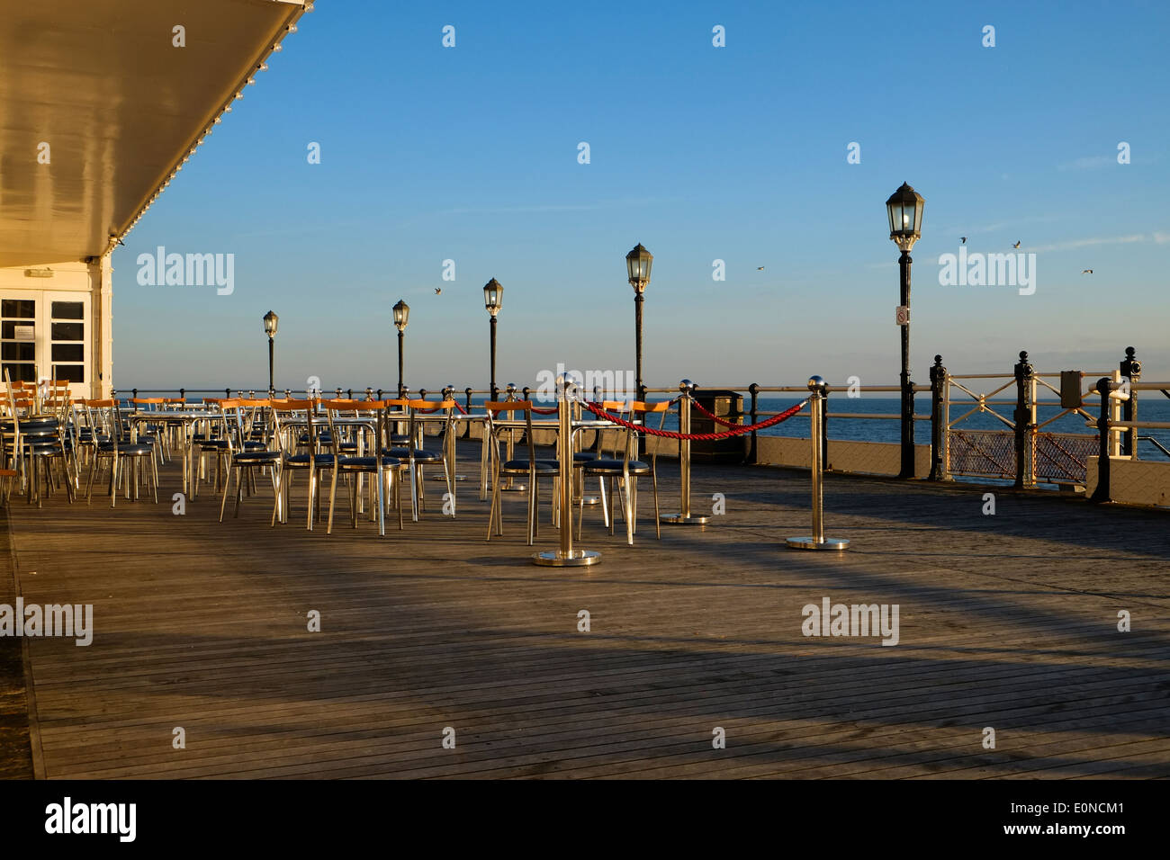 Sitzplätze außen Worthing Pier Süd Pavillon im Abendlicht Stockfoto