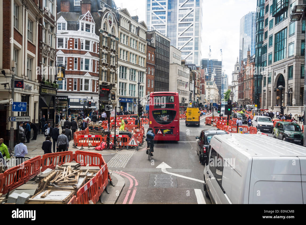 Verkehr und Straßenbau auf Liverpool Street, East London, UK Stockfoto