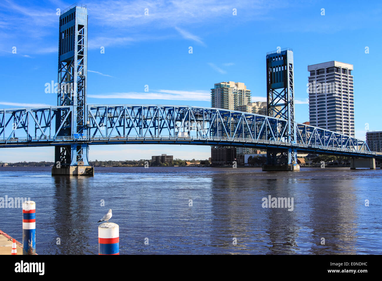 Die Main Street Bridge (John T. Alsop, Jr.) über die St. Johns River in Jacksonville, Florida Stockfoto