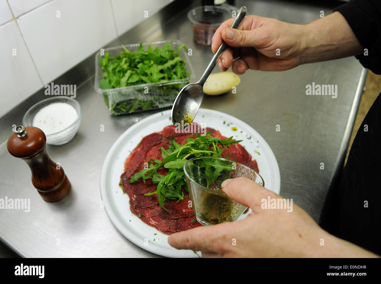 Zutaten und Platten, die moderne und mediterrane Aromen mischen. Stockfoto