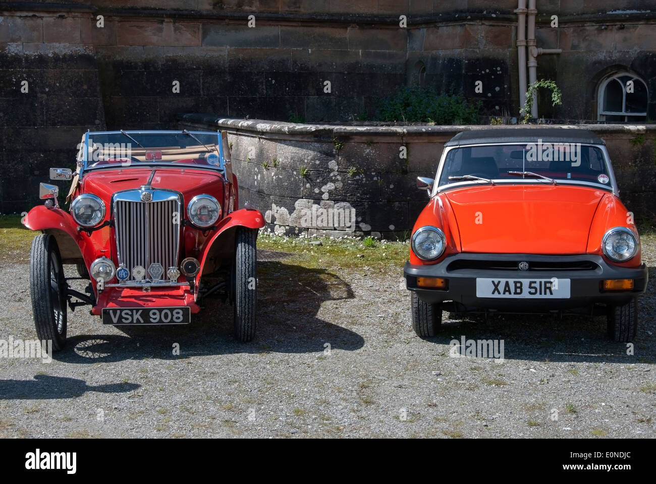 1949 MG TC & 1977 MG Midget Sportwagen-Klassiker Stockfoto