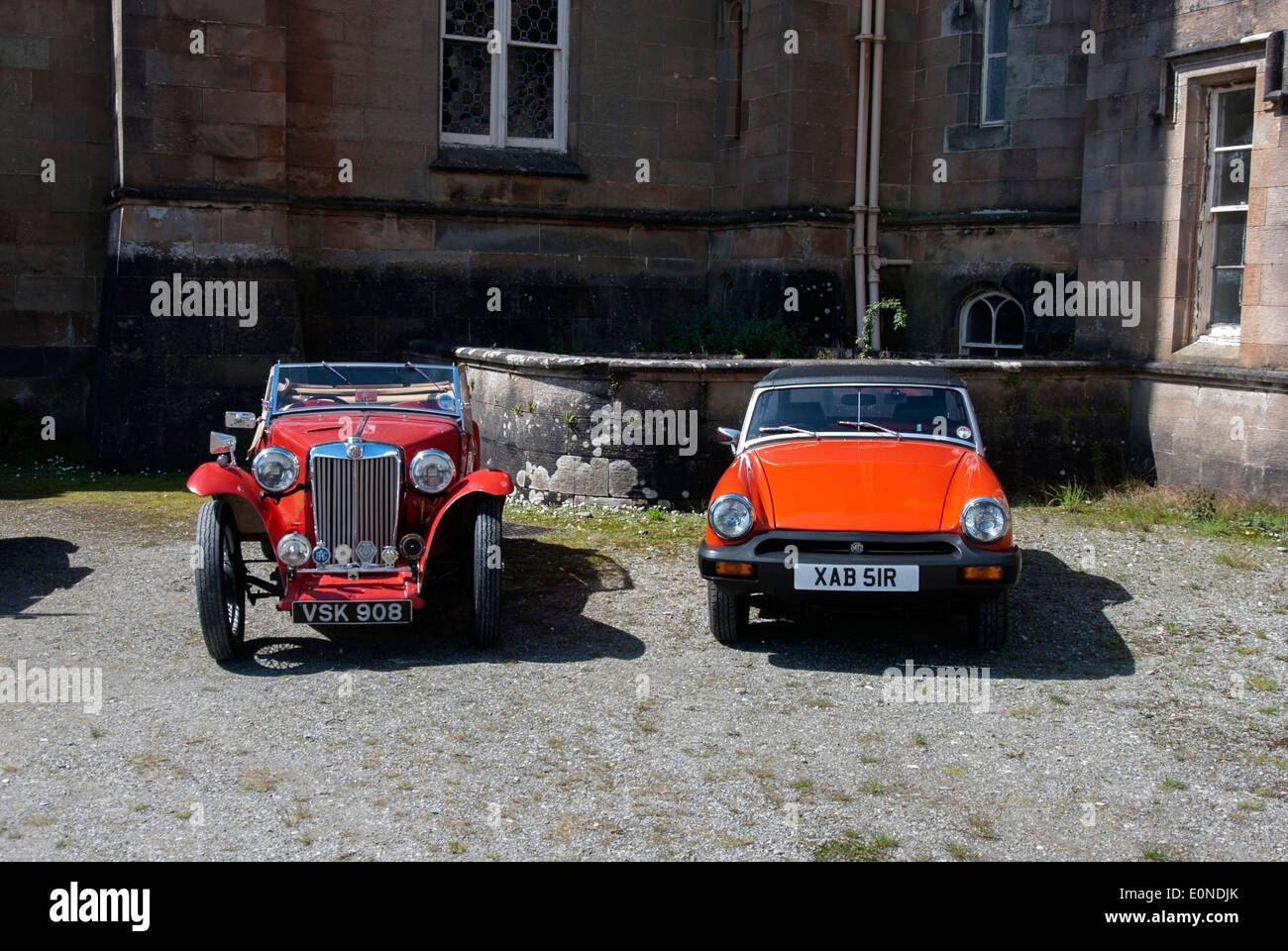 1949 MG TC & 1977 MG Midget Sportwagen-Klassiker Stockfoto