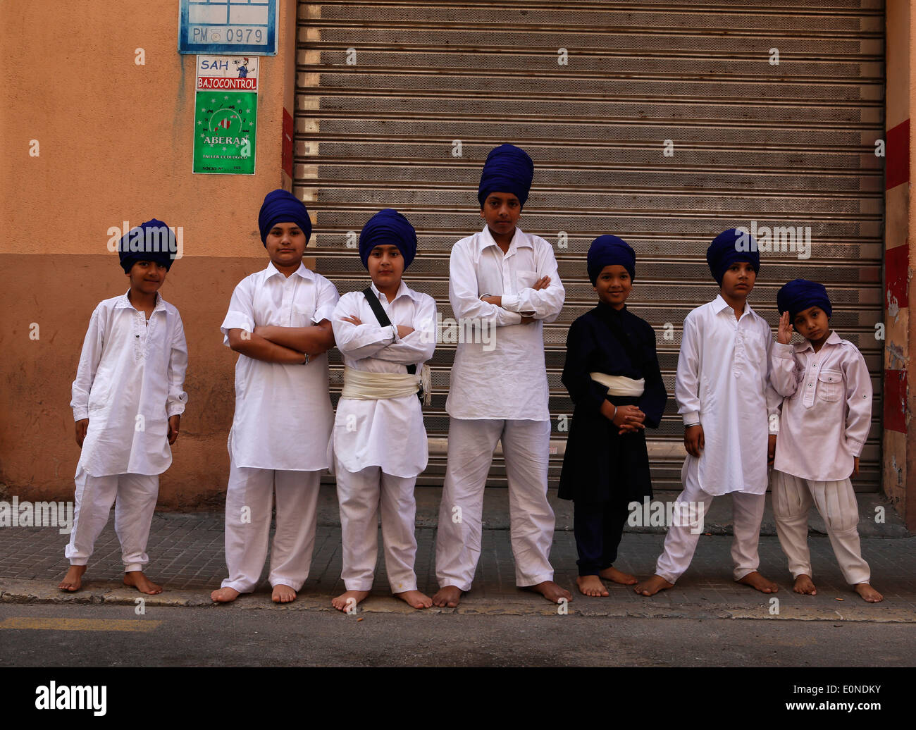 Young-Sikh Anhänger darstellen, während einer Feier Baisakhi unter Diaspora Sikh Communith in Mallorca, Spanien Stockfoto