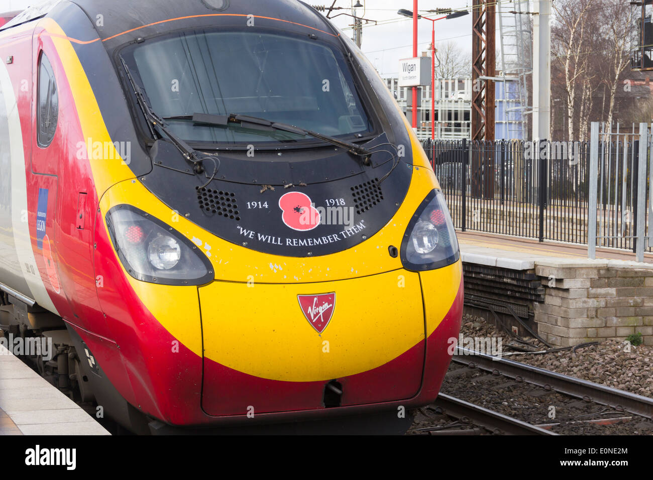 Jungfrau class 390 Pendolino-Zug, 390 103 "Virgin Hero' in Erinnerung-Lackierung zu Ehren der Toten des ersten Weltkrieges. Stockfoto