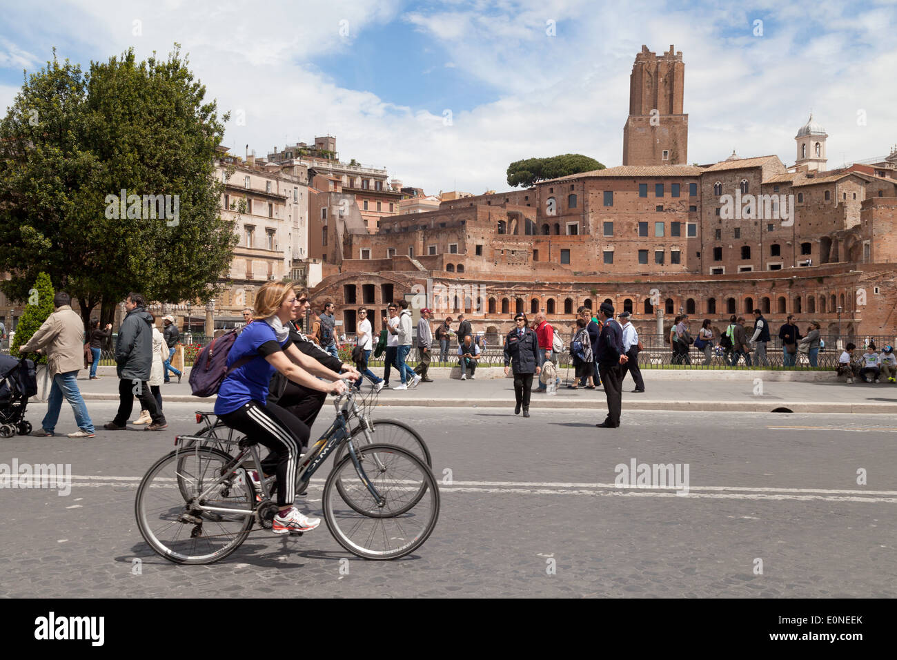 Radfahren in Italien; Fahrradfahren, Fahrradfahren, Stadtzentrum von Rom, Rom, Italien Europa Stockfoto