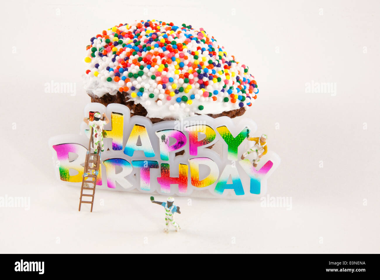 Miniatur-Maler Bau alles Gute zum Geburtstag melden Sie vor einen verzierten cupcake Stockfoto