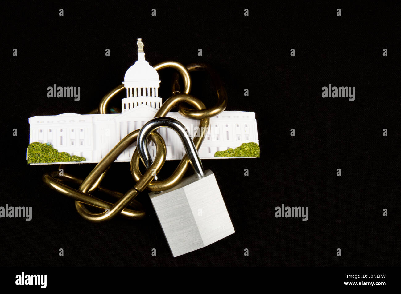 Nachbau des US Capitol Gebäude umgeben in Ketten mit einem kleinen Vorhängeschloss auf schwarz Stockfoto