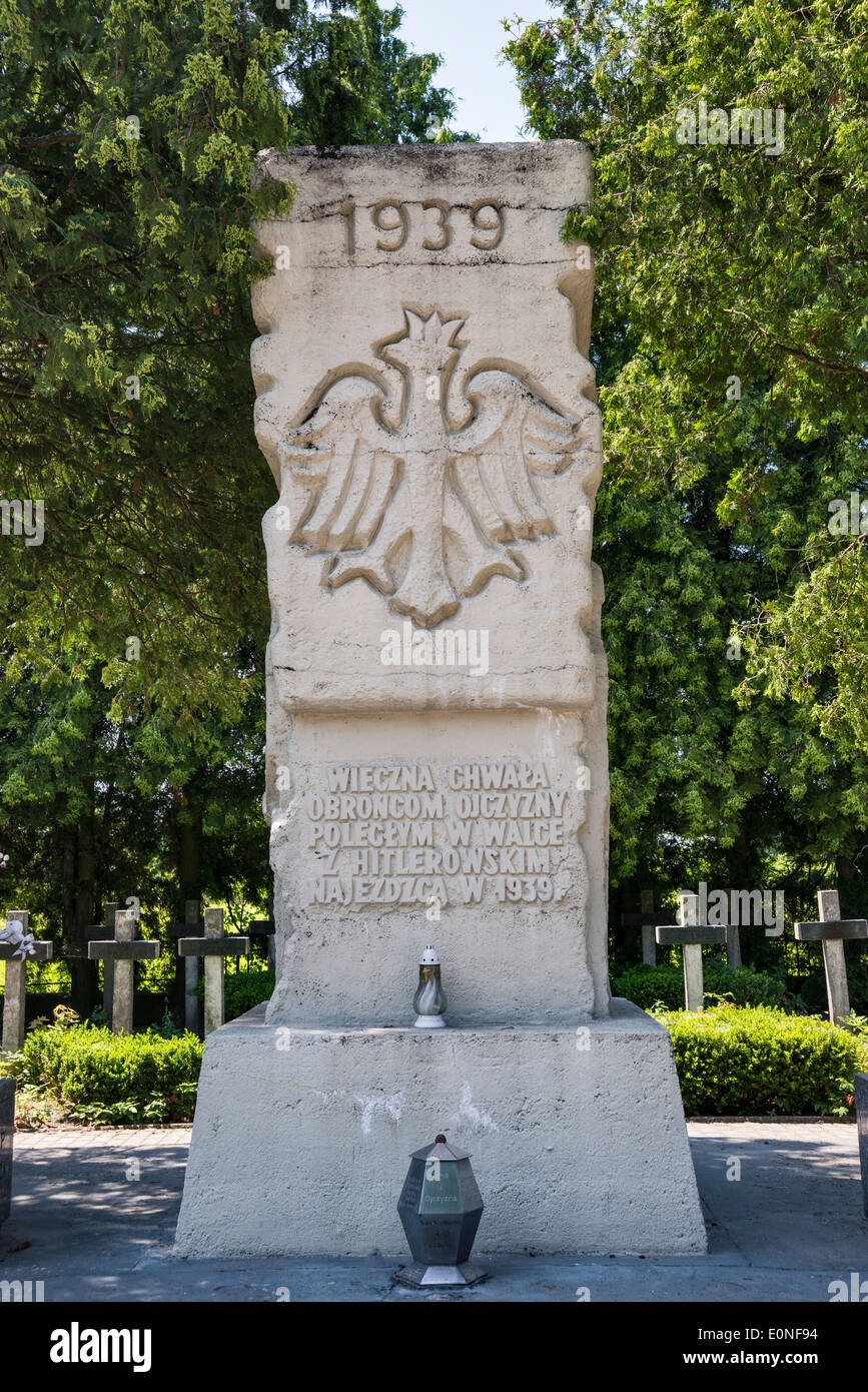 Denkmal zur Erinnerung an polnische Soldaten getötet in WW2 September Kampagne 1939, Militärfriedhof in Kock, Kleinpolen, Polen Stockfoto