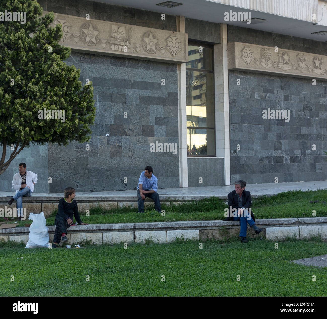 Albaner Blick in verschiedene Richtungen sitzen außen Gebäude, Tirana, Albanien Stockfoto