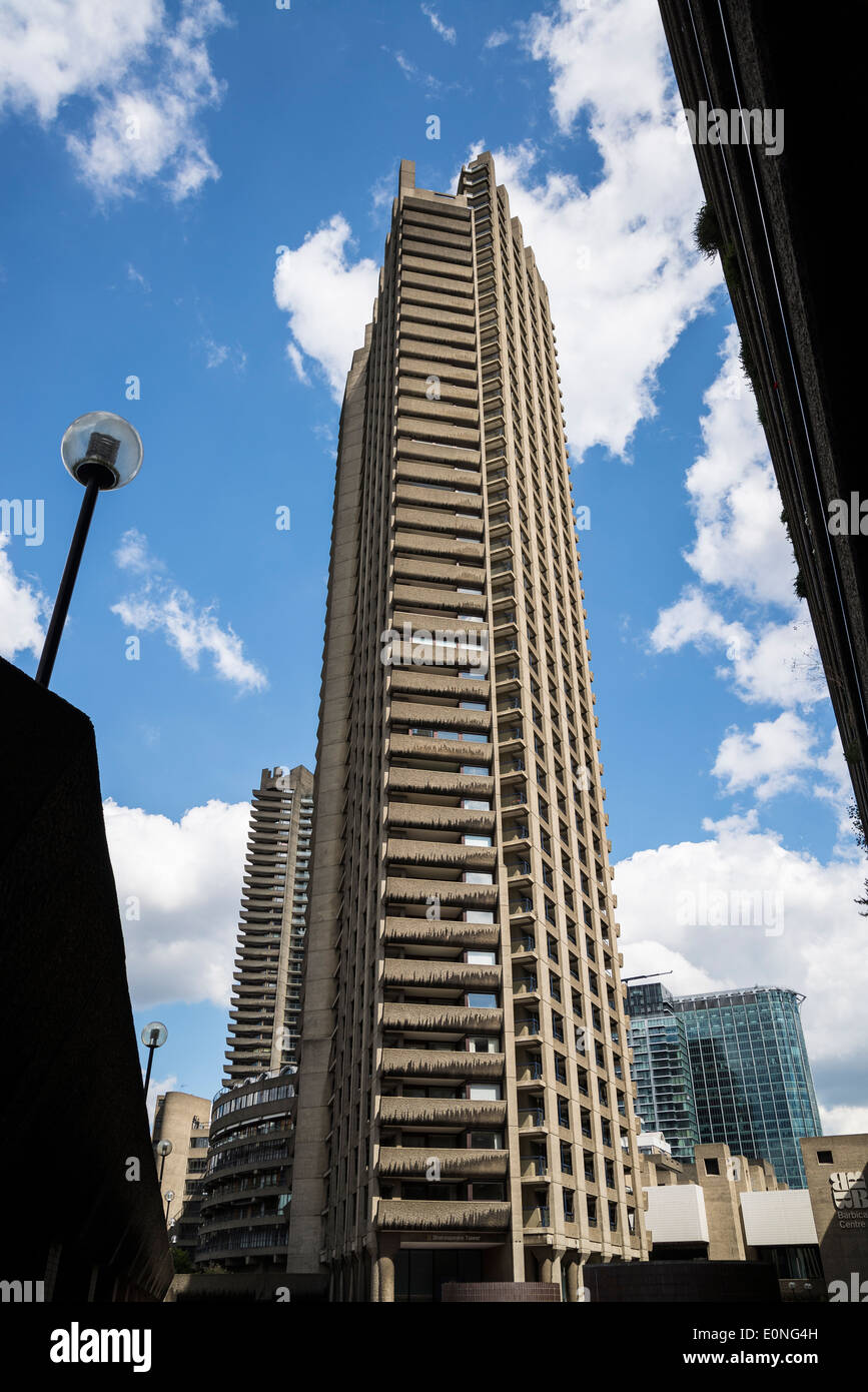 Barbican Wohnsiedlung, Shakespeare Tower, City of London, UK Stockfoto