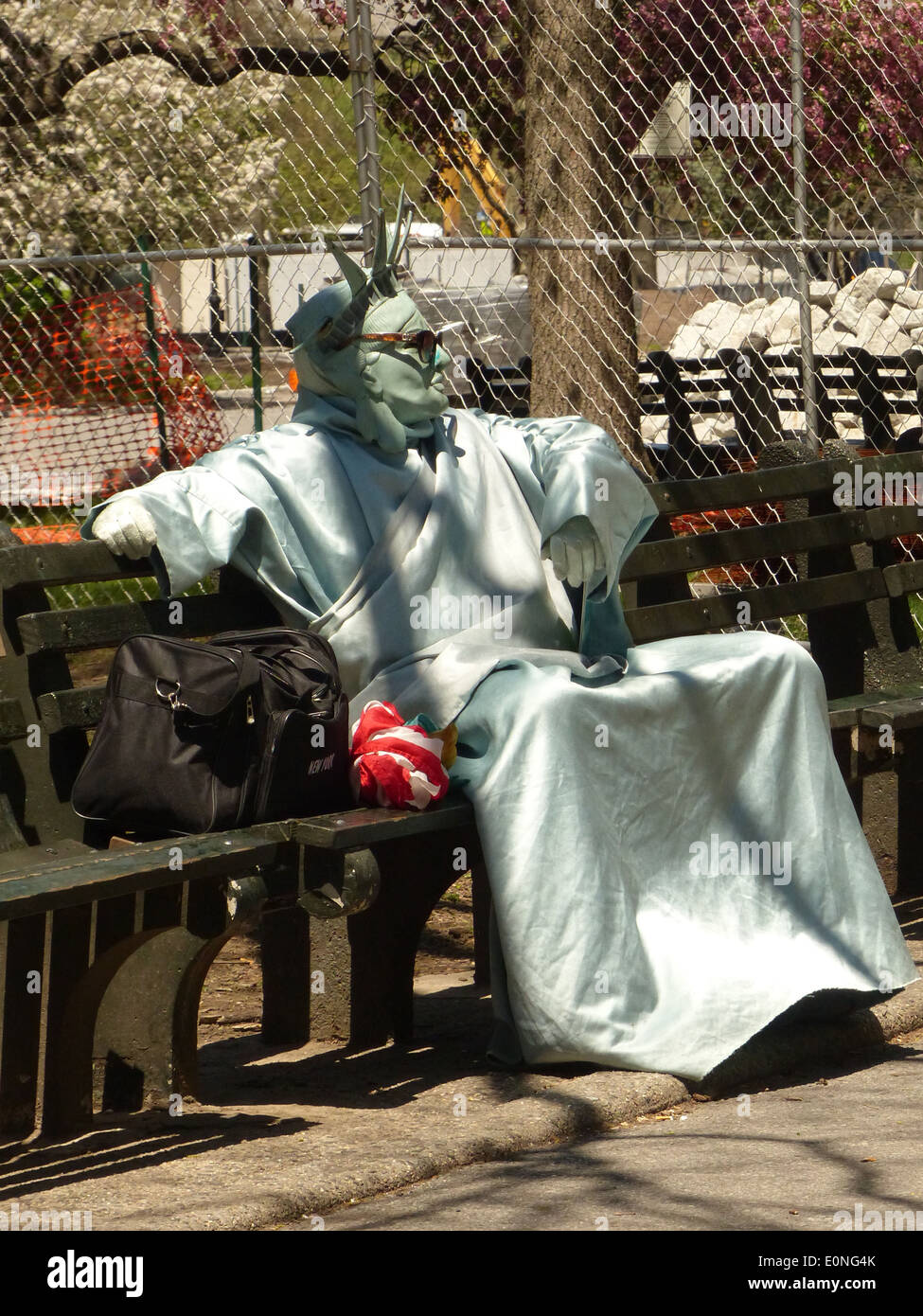 Mann, gekleidet wie die Statue of Liberty im Battery Park, New York Stockfoto