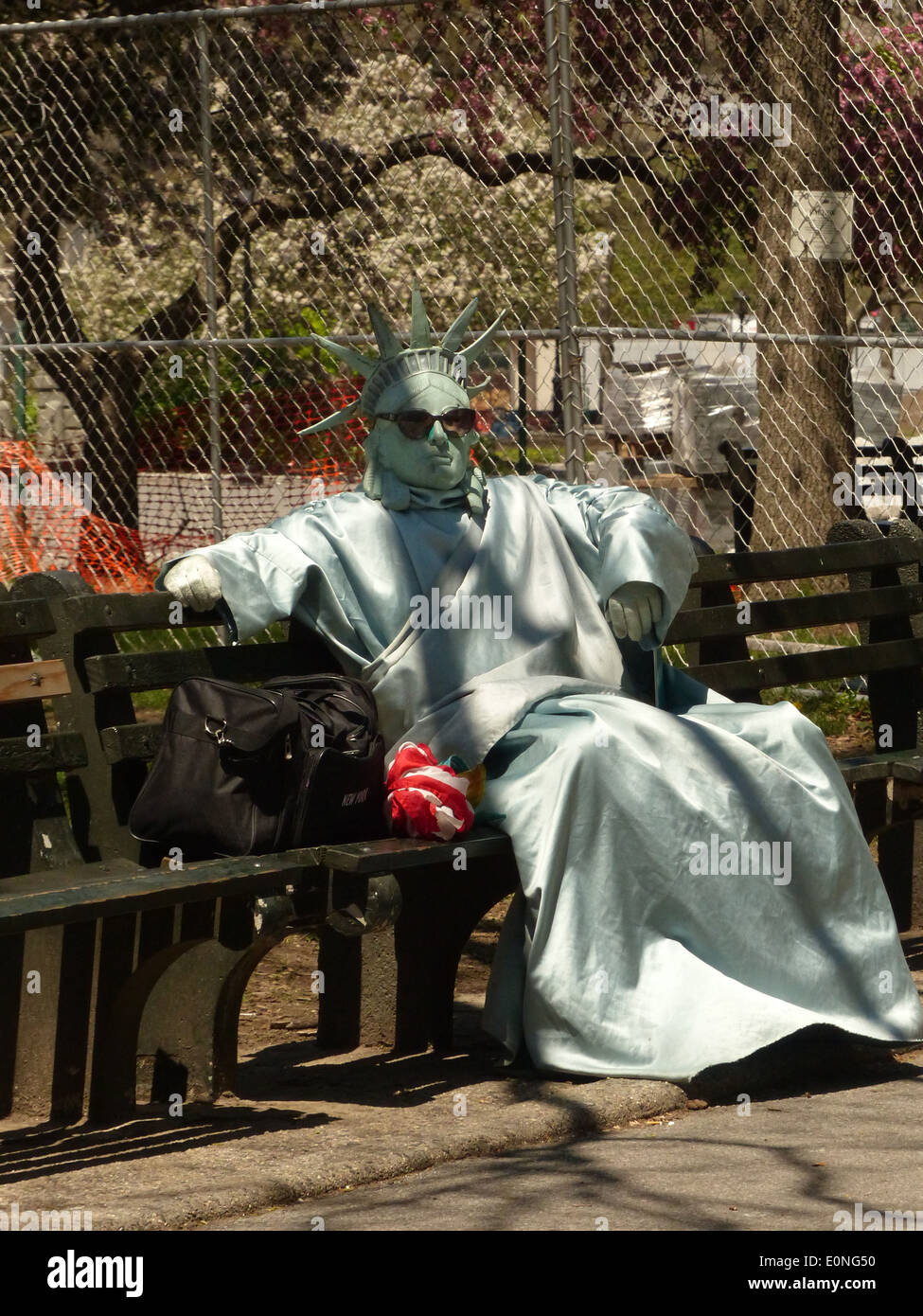 Mann, gekleidet wie die Statue of Liberty im Battery Park, New York Stockfoto