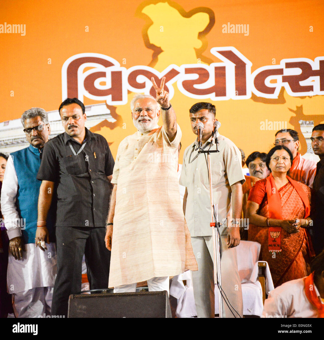 Ahmedabad, Indien. 16. Mai 2014. Gujarat Chief Minister und Premierminister Kandidat Narandra Modi Adressierung Vijayutsav Rallye nach mehrheitsfähig pochen im Lok Sabha Umfragen im Dharnidhar am 16. Mai 2014 in Ahmedabad, Indien. Bildnachweis: Nisarg Bilder/Alamy Live-Nachrichten Stockfoto